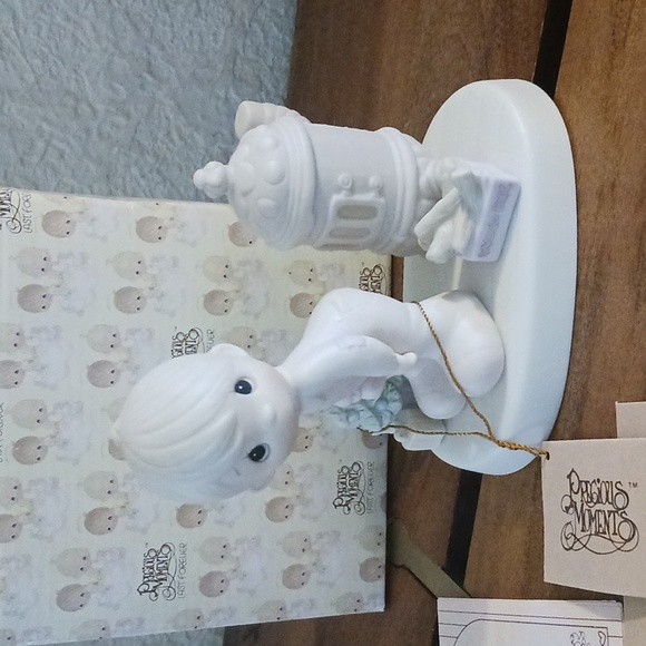 Precious Moments "May Your Christmas Be Warm" 1982 - Picture 2 of 5